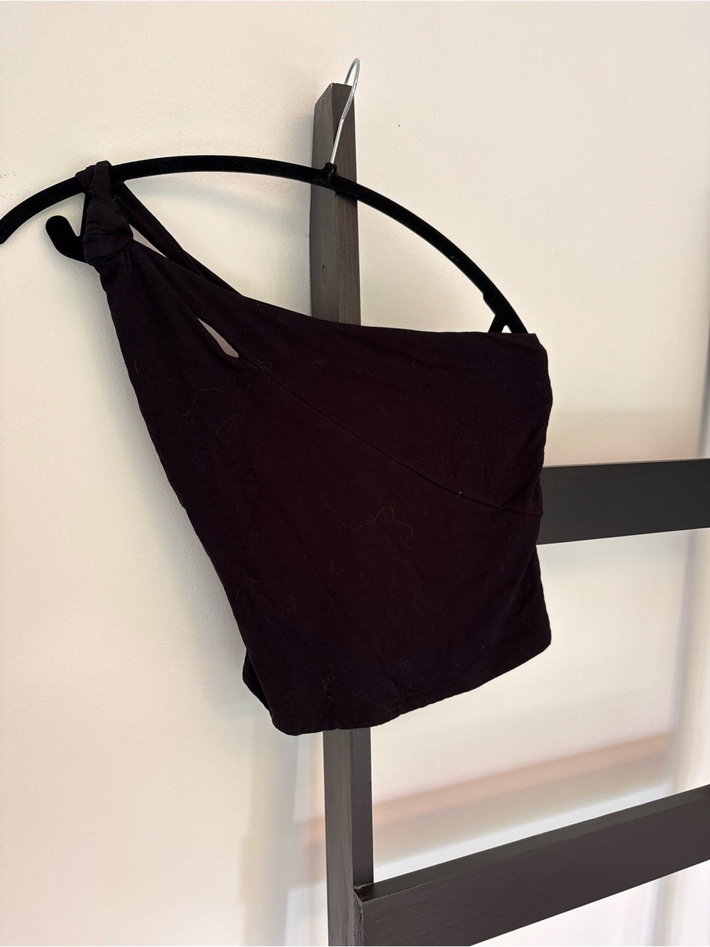Dynamite Black One-Shoulder Knot Crop Top